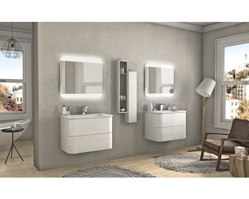 Kúpeľňa s dvoma umývadlami, osvetlenými zrkadlami a otvorenou policou