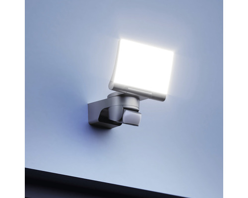 Vonkajšie svietidlo s pohybovým senzorom namontované na stene