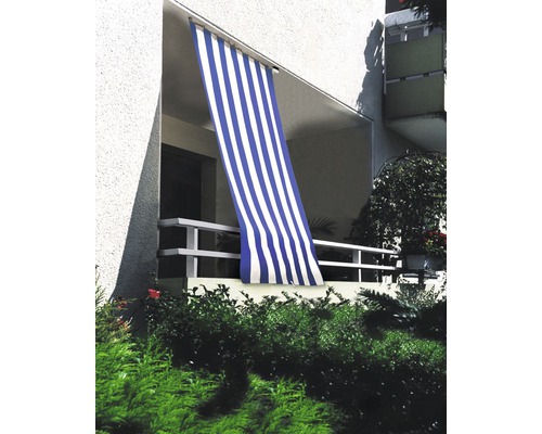 Vertikálna markíza s pruhovaným vzorom na balkóne