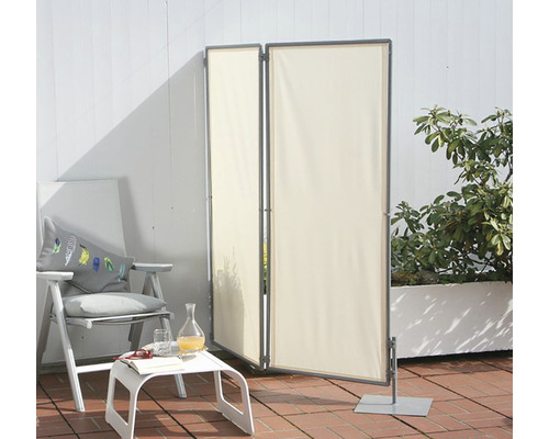 Dvojdielna látková zástena s kovovým rámom na terase