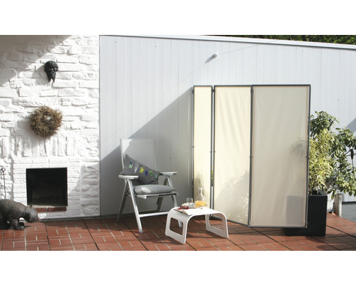 Terasa so zástenou, stoličkou a stolom