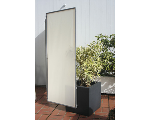 Prvok na ochranu súkromia vedľa kvetináča v exteriéri