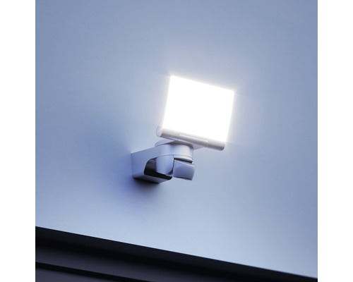 LED vonkajší reflektor s detektorom pohybu na stene