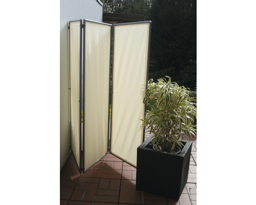 Skladacia látková zástena vedľa črepníkovej rastliny na terase.