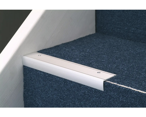 Hliníkový profil hrany schodu na schodisku s kobercom