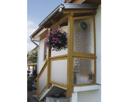 Zastrešený vstupný priestor s dreveným rámom a sklenenými panelmi