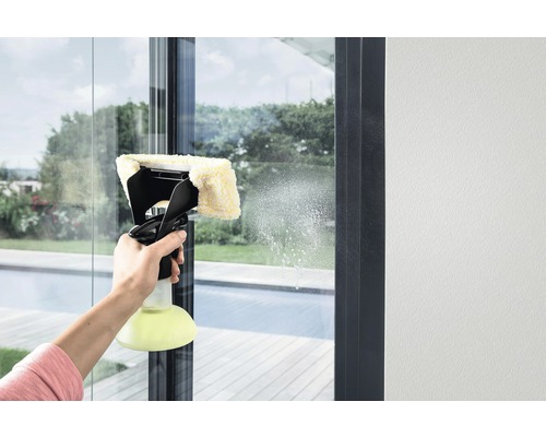 Čistenie okien pomocou okenného vysávača