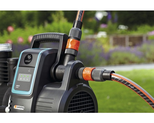 Domáci vodný automat Gardena s pripojenou záhradnou hadicou