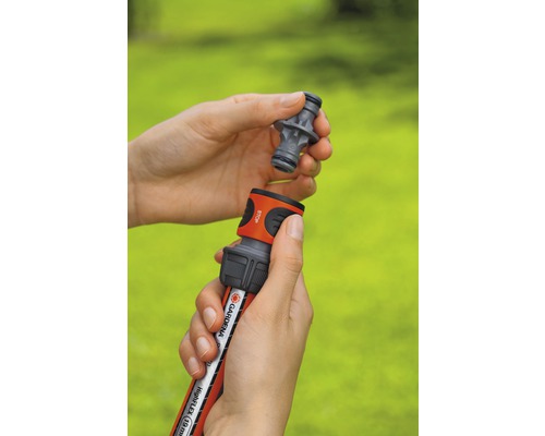 Záhradná hadica s hadicovou spojkou je pripojená.