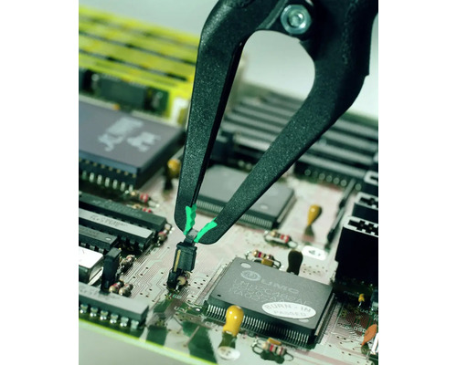 Elektronická pinzeta na počítačovej doske