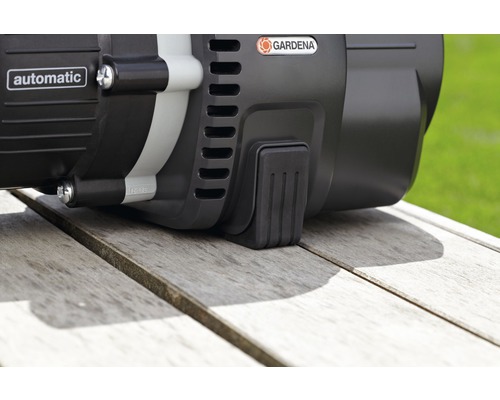 Detailný pohľad na automatickú domácu vodáreň Gardena na drevenom stole