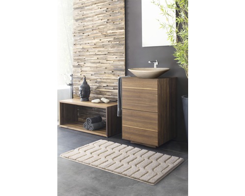 Kúpeľňa s umývadlom, zrkadlom, dreveným obkladom, kúpeľňovou predložkou a dekoráciou