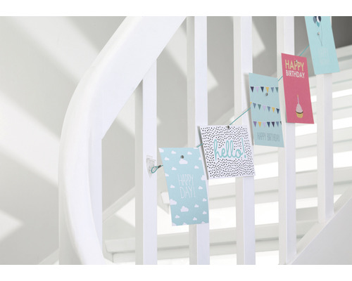 Dekoratívne pohľadnice visia na schodiskovom zábradlí a sú zdobené správami.