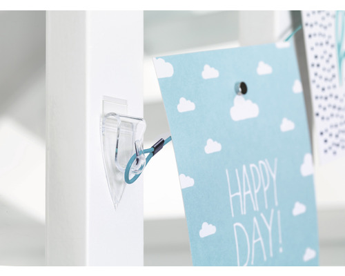 Lepiaci háčik s kartou pripevnenou k stene.