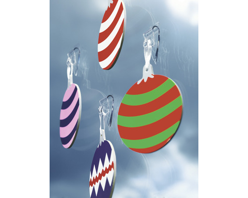 Ozdobné prívesky s rôznymi vzormi pripevnené na oknách