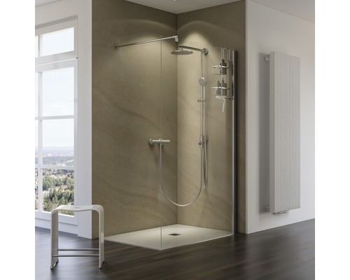 Sprchovací kút so sprchovacou batériou, sprchovacím žľabom a radiátorom v kúpeľni.