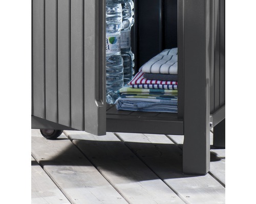 Pojazdná vonkajšia kuchynská skrinka s fľašami vody a textilom