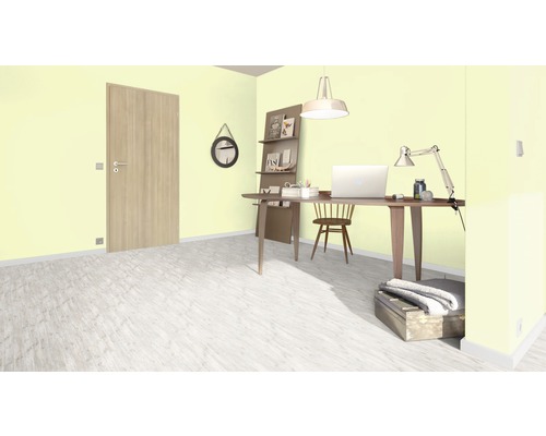 Kancelária so stolom, stoličkou, regálom, lampou a dverami.