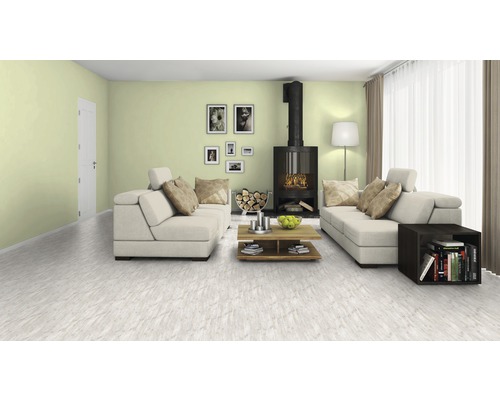 Obývacia izba s pohovkou, kachľami, konferenčným stolíkom a podlahou