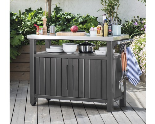 Grilovací stôl s pracovnou doskou a úložným priestorom na vonkajšie použitie.