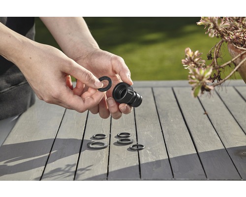 Montáž hadicovej spojky s tesniacimi krúžkami na záhradnom stole