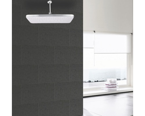 Stropná sprchová hlavica v kúpeľni