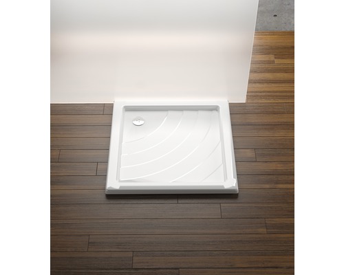 Štvorcová sprchová vanička v kúpeľni s drevenou podlahou