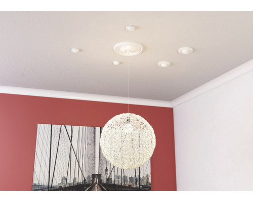 Stropná rozeta s ozdobnými lištami a závesnou lampou v miestnosti