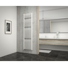 Moderná kúpeľňa s ohrievačom uterákov, umývadlom a zrkadlom