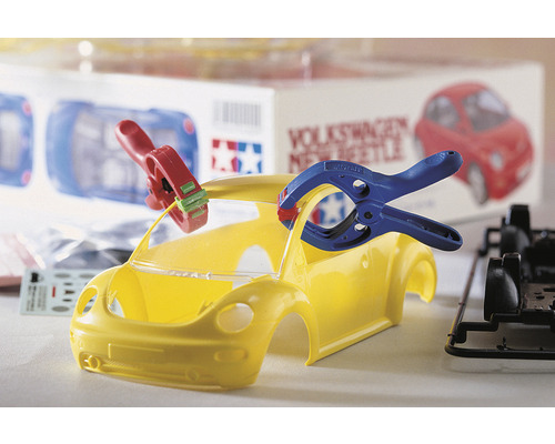 Žltá karoséria Volkswagen New Beetle s nástrojovými svorkami pre modelárstvo