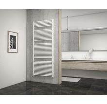 Kúpeľňa s radiátorom na uteráky, umývadlom a zrkadlom