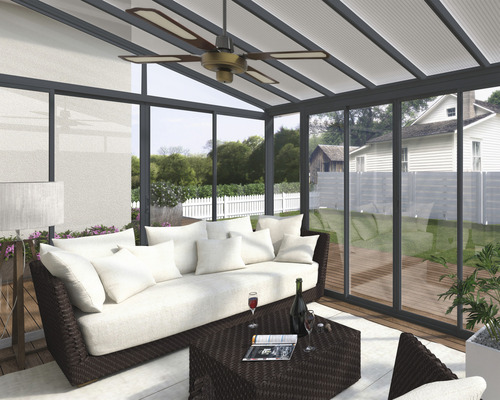Veranda so sedacou súpravou, stropným ventilátorom a výhľadom do záhrady.