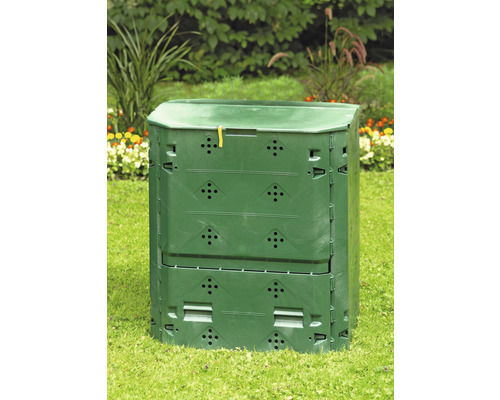 Plastový kompostér v záhrade