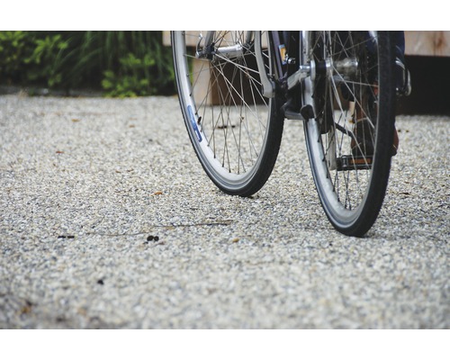 Pneumatiky bicykla na štrkovej ceste