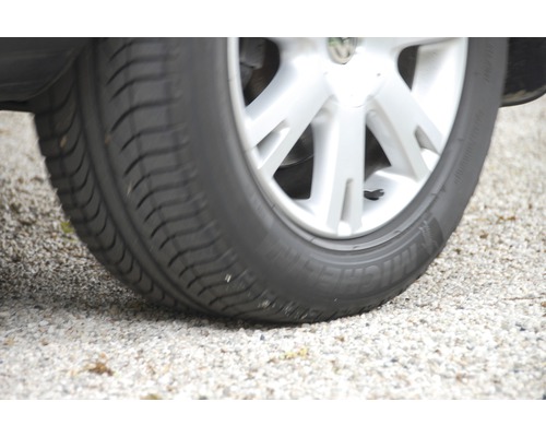 Automobilové koleso s pneumatikou na štrku