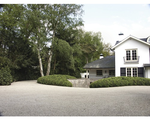 Príjazdová cesta so štrkom, kríkmi a domom