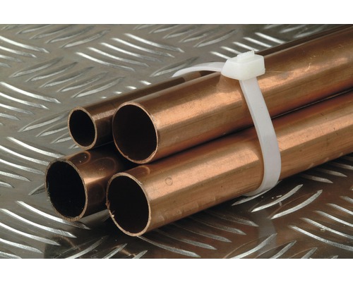 Medené rúrky zviazané sťahovacou páskou