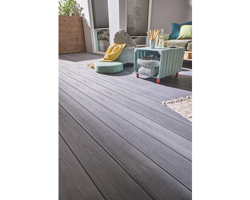 Terasa s drevenými doskami, sedením a odkladacím stolíkom