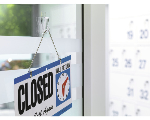 Zatvorená tabuľa visí na dverách