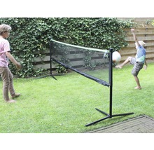 Voľnočasová scéna s dvoma deťmi hrajúcimi sa v záhrade s multifunkčnou hernou sieťou