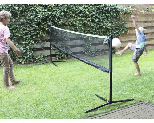 Voľnočasová scéna s dvoma deťmi hrajúcimi sa v záhrade s multifunkčnou hernou sieťou