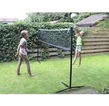 Dve deti sa hrajú so sieťou v záhrade.