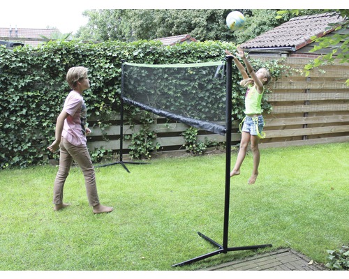 Dve deti sa hrajú so sieťou v záhrade.