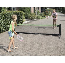 Dve deti hrajú vonku s prenosnou tenisovou sieťou.