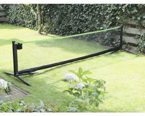 Bedmintonová sieť s rámom na trávniku