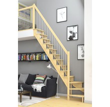 Drevené schodisko so zábradlím v obývacej izbe