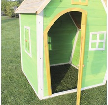 Zelený detský hrací domček s drevenými dverami a oknami