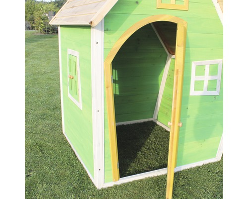 Zelený detský hrací domček s drevenými dverami a oknami