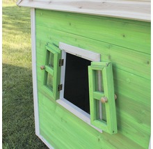 Detailný pohľad na detský domček s otvoreným oknom