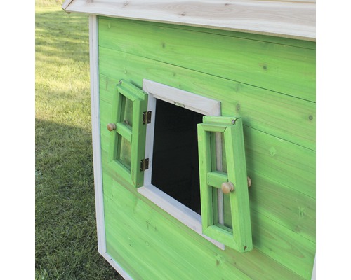 Detailný pohľad na detský domček s otvoreným oknom